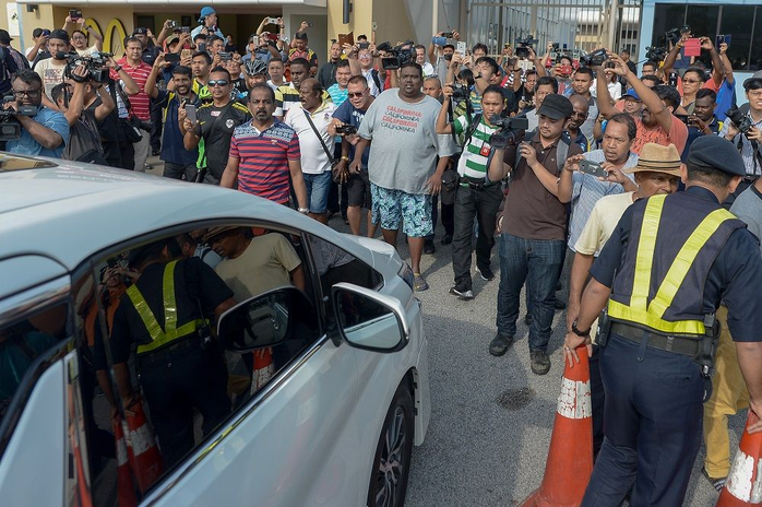 Malaysia: Dân kéo ra sân bay chặn xe tìm cựu Thủ tướng Najib - Ảnh 3.