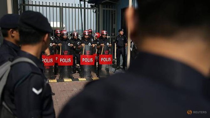 Malaysia: Dân kéo ra sân bay chặn xe tìm cựu Thủ tướng Najib - Ảnh 7.