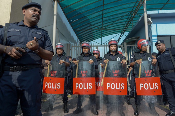 Malaysia: Dân kéo ra sân bay chặn xe tìm cựu Thủ tướng Najib - Ảnh 6.