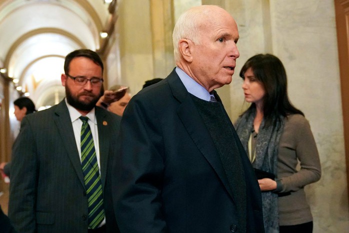 Vụ trợ lý ông Trump đùa cợt cay nghiệt ông McCain: Phép tắc tại Nhà Trắng chạm đáy - Ảnh 1.