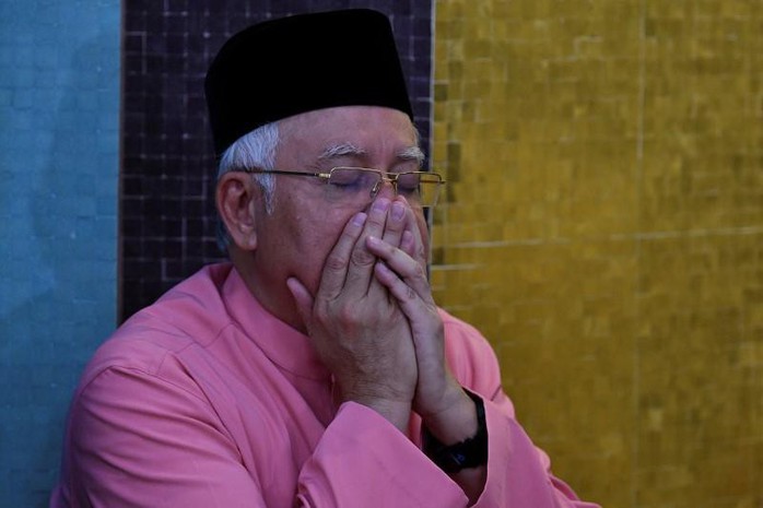 Malaysia: Dân kéo ra sân bay chặn xe tìm cựu Thủ tướng Najib - Ảnh 1.