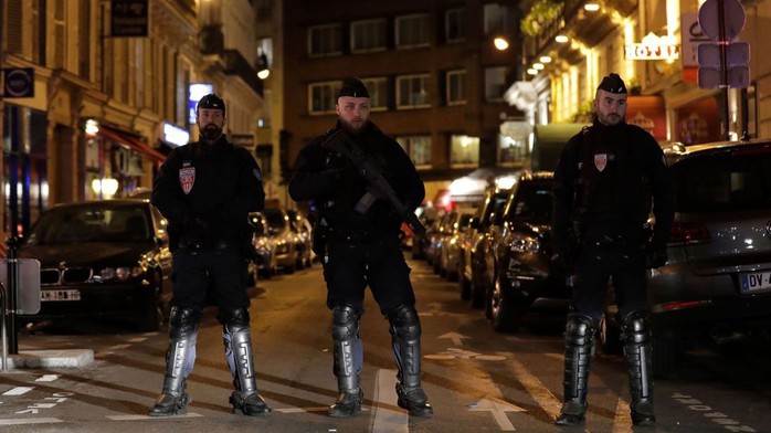 Tấn công khủng bố tại Paris, nhiều người thương vong - Ảnh 1.