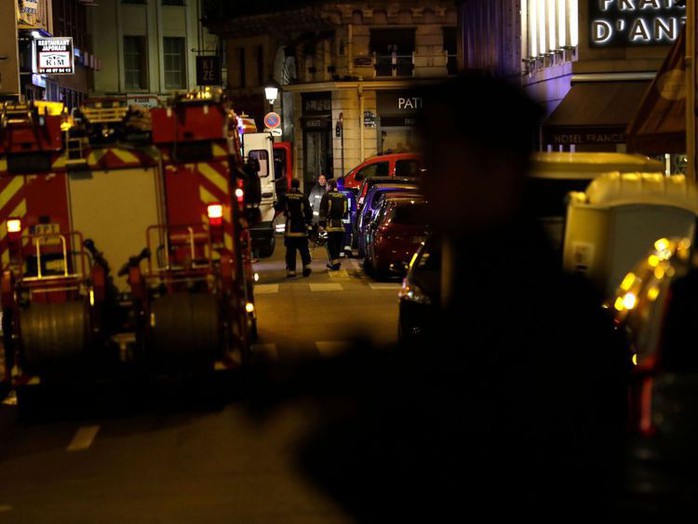 Tấn công khủng bố tại Paris, nhiều người thương vong - Ảnh 2.