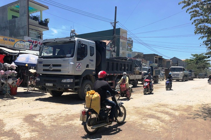 Dân đứng thành hàng rào chặn xe gây bụi, bị nhóm xã hội đen hăm dọa - Ảnh 4.