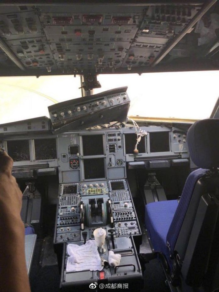 Mỹ: Hành khách thoát y la hét trên máy bay - Ảnh 3.