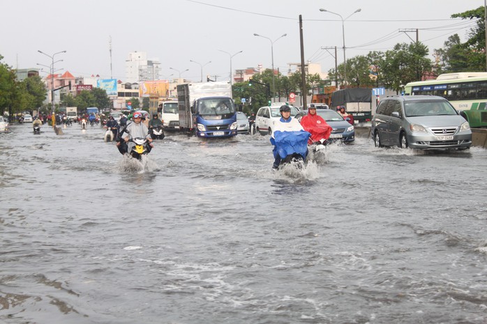 TP HCM: Chống ngập quá lỗi thời, dân còn bơi dài dài - Ảnh 1.