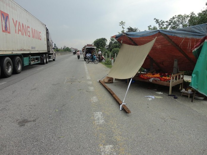 Phơi lúa trên Quốc lộ 1A, 1 phụ nữ bị xe tải tông tử vong - Ảnh 1.