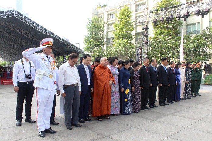 Nguyên Thủ tướng Nguyễn Tấn Dũng dâng hương Chủ tịch Hồ Chí Minh - Ảnh 4.