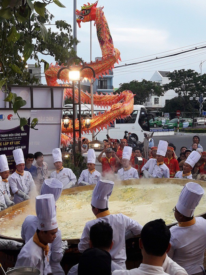 Xác lập kỷ lục Bánh Xèo lớn nhất Việt Nam, phục vụ cho 200 khách - Ảnh 3.