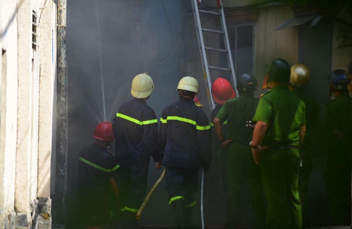 Ngôi nhà chứa vải vụn ở Sài Gòn bốc cháy ngùn ngụt - Ảnh 3.