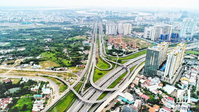 Địa ốc lân cận Sài Gòn: Nóng từ đất nền sang căn hộ - Ảnh 1. Địa ốc lân cận Sài Gòn: Nóng từ đất nền sang căn hộ - Ảnh 1.