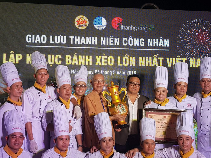 Xác lập kỷ lục Bánh Xèo lớn nhất Việt Nam, phục vụ cho 200 khách - Ảnh 5.