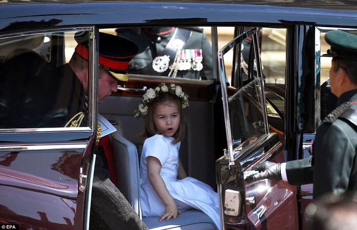 Công chúa Charlotte làm tan chảy trái tim khách mời trong đám cưới hoàng gia - Ảnh 8.