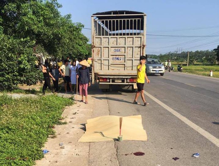 Xe tải chạy lấn làn tông thai phụ sắp sinh và chồng tử vong - Ảnh 1.