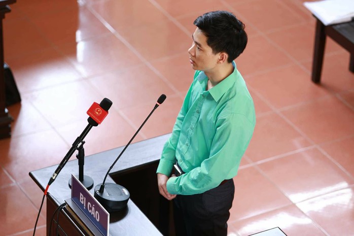 Bác sĩ Hoàng Công Lương phủ nhận lời khai của cựu giám đốc BVĐK Hòa Bình - Ảnh 1.