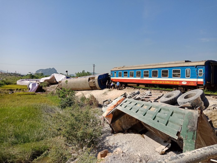 Tai nạn đường sắt làm 11 người thương vong: Sớm khởi tố vụ án - Ảnh 1.