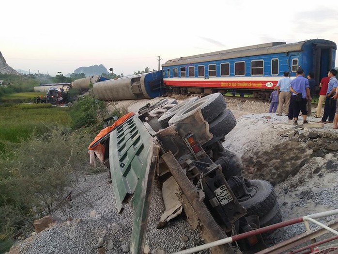 Tai nạn đường sắt kinh hoàng, ít nhất 10 người thương vong - Ảnh 6.
