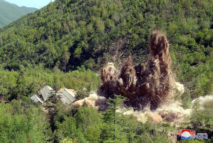 Triều Tiên công bố hình ảnh phá hủy bãi thử hạt nhân - Ảnh 1.
