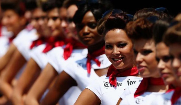 Monaco Grand Prix: Lewis Hamilton hào hứng với các Grid Girls - Ảnh 2.