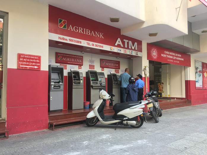 Đủ chiêu lấy thông tin, trộm tiền trong tài khoản, thẻ ATM - Ảnh 1.