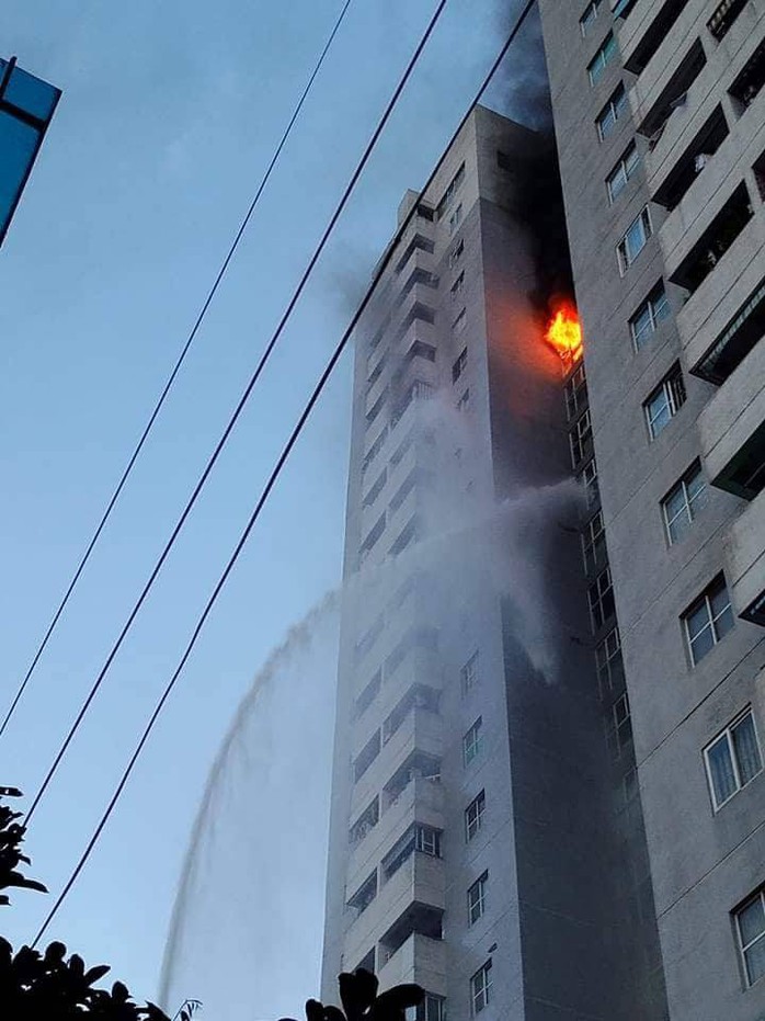 Cháy tòa nhà 23 tầng ở Hà Nội, hàng trăm cư dân bỏ chạy tán loạn - Ảnh 1.