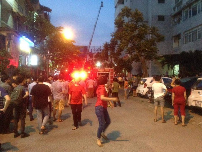 Cháy tòa nhà 23 tầng ở Hà Nội, hàng trăm cư dân bỏ chạy tán loạn - Ảnh 2.