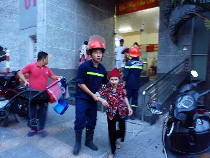 Cháy tòa nhà 23 tầng ở Hà Nội, hàng trăm cư dân bỏ chạy tán loạn - Ảnh 5.