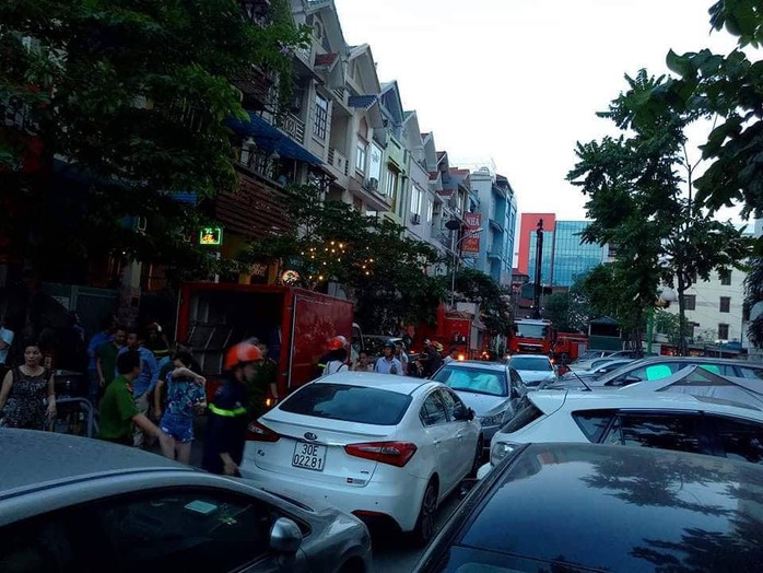 Cháy tòa nhà 23 tầng ở Hà Nội, hàng trăm cư dân bỏ chạy tán loạn - Ảnh 6.