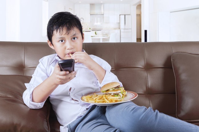 Trẻ xem quảng cáo: coi chừng tiểu đường, tim mạch, ung thư - Ảnh 1.