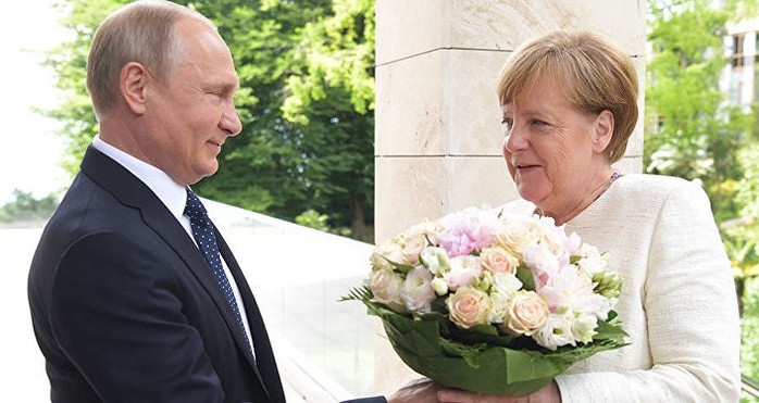 Quyền lực hoa hồng lợi hại của ông Putin - Ảnh 3.
