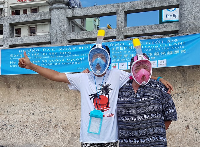 Du khách nước ngoài dọn rác biển Nha Trang vì không chịu nổi - Ảnh 3.