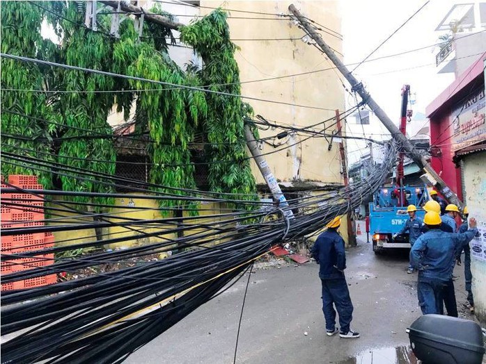 TP HCM: Cây đổ, trụ điện gãy, nhà tốc mái trong cơn giông - Ảnh 2.