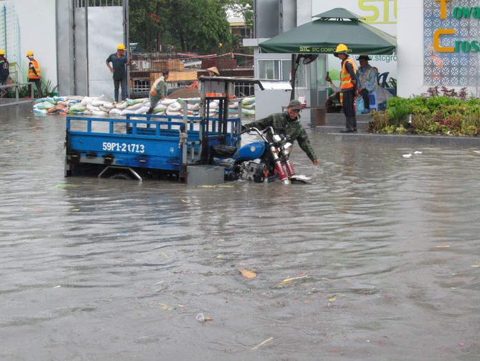 TP HCM: Nước ngập đến yên xe sau cơn mưa chiều cuối tuần - Ảnh 2.