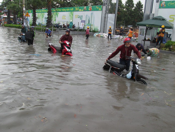 TP HCM: Nước ngập đến yên xe sau cơn mưa chiều cuối tuần - Ảnh 3.