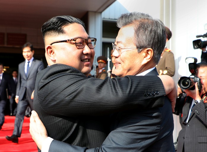 Lãnh đạo Hàn - Triều bất ngờ gặp mặt ở biên giới - Ảnh 1.
