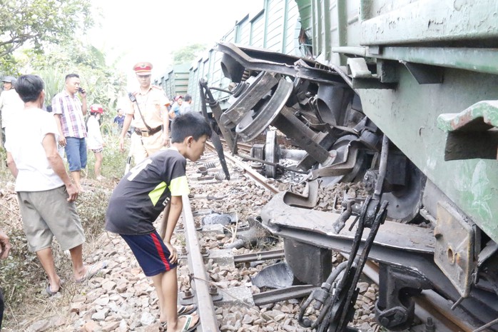 Hoảng hồn nhìn 2 tàu hỏa tông trực diện phát ra tiếng nổ như bom - Ảnh 2.