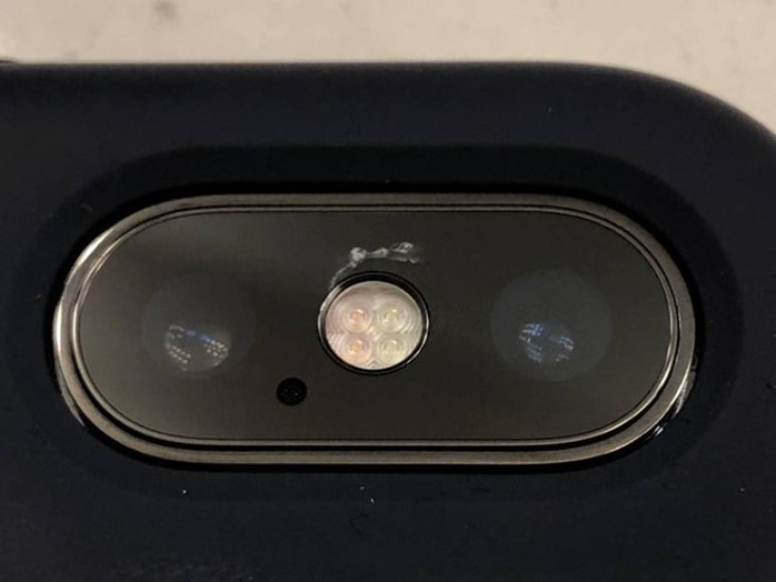 Vỡ kính camera iPhone X, phí sửa bằng tiền mua iPhone 7 - Ảnh 1.