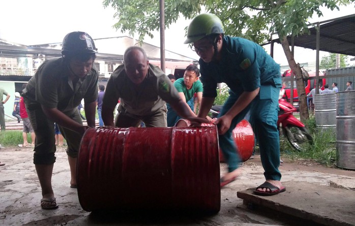 Hàng trăm người tham gia dập đám cháy kinh hoàng trong khu công nghiệp - Ảnh 3.