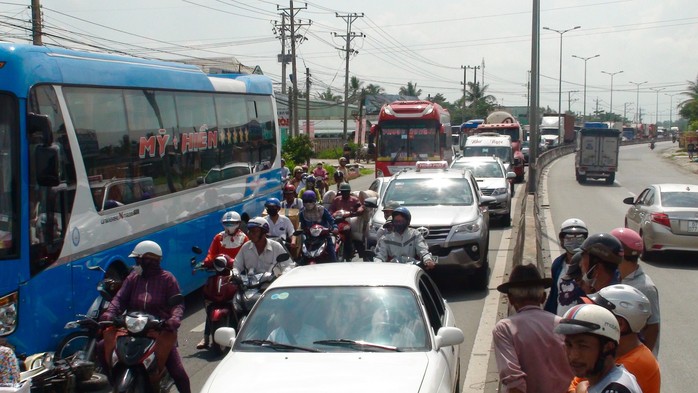 Tai nạn liên hoàn, 5 người nhập viện nguy cấp - Ảnh 2.