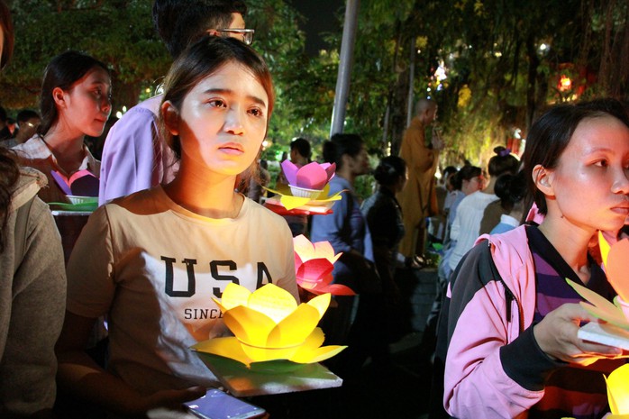 Hàng ngàn hoa đăng trên sông Sài Gòn trong ngày lễ Phật đản - Ảnh 6.