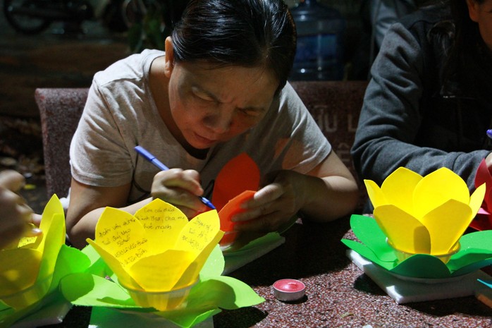 Hàng ngàn hoa đăng trên sông Sài Gòn trong ngày lễ Phật đản - Ảnh 1.