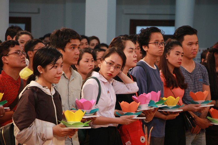 Hàng ngàn hoa đăng trên sông Sài Gòn trong ngày lễ Phật đản - Ảnh 3.