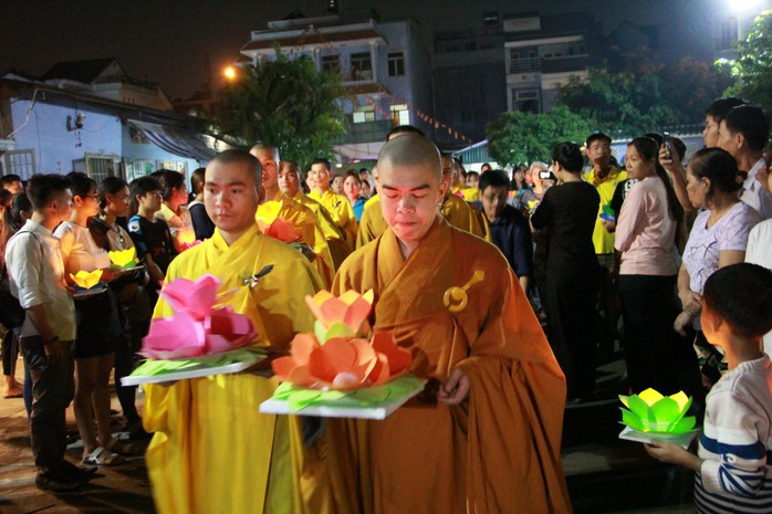 Hàng ngàn hoa đăng trên sông Sài Gòn trong ngày lễ Phật đản - Ảnh 8.