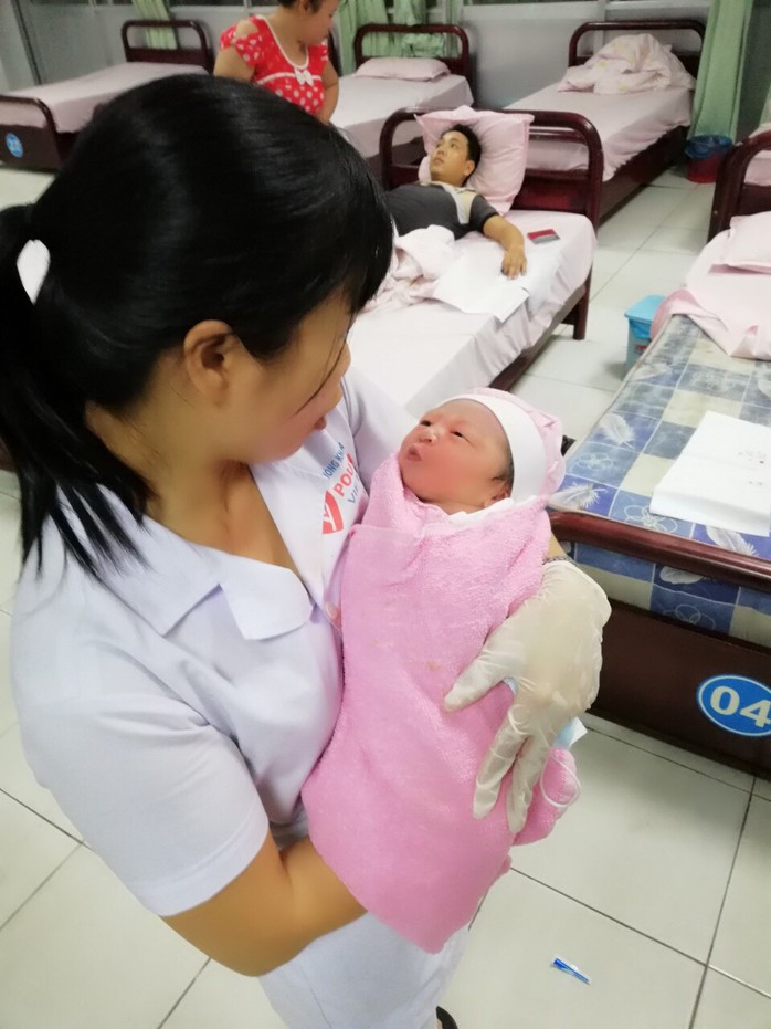 Bé gái sơ sinh bị bỏ rơi tại nhà vệ sinh Công ty Pou Yuen - Ảnh 1.