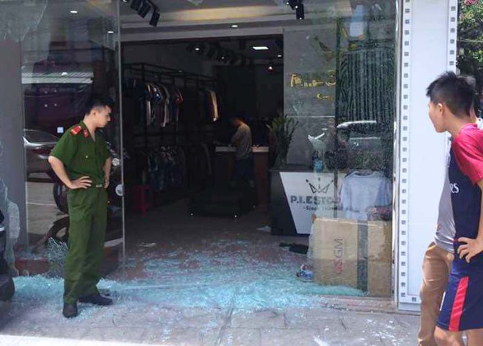 Nghi án nổ súng vào tiệm quần áo sắp khai trương, 1 cô gái bị thương - Ảnh 2.