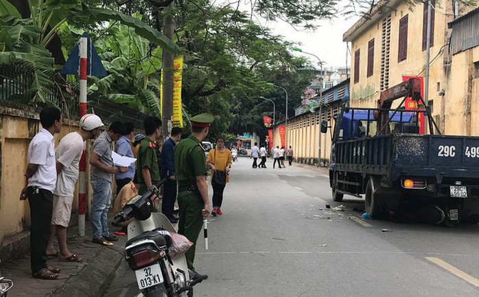 Va chạm với xe tải đang lùi, cả gia đình 4 người thương vong - Ảnh 1.