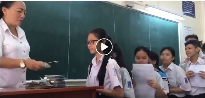 Clip: Xếp hàng nhận tiền thưởng từ cô giáo cho bài làm đạt 6,5 điểm trở lên - Ảnh 1.