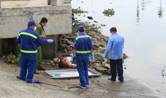 Ngồi trên sà lan hoảng hốt thấy thi thể nổi trên sông Sài Gòn - Ảnh 1.