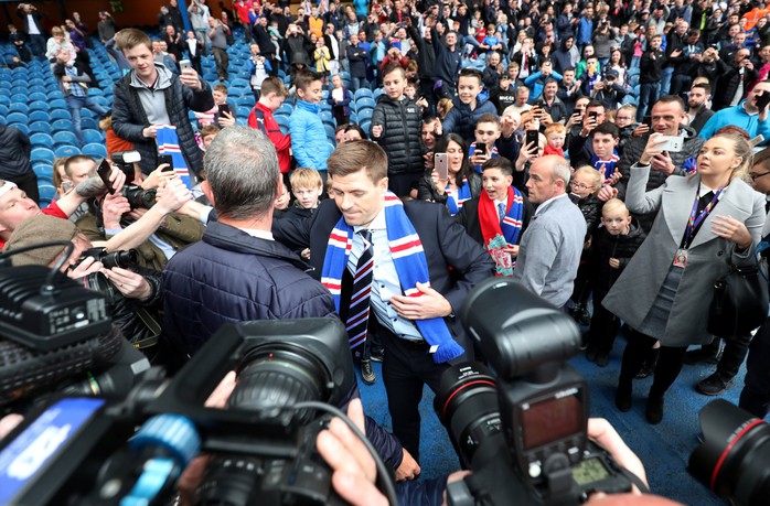 Steven Gerrard được chào đón nồng nhiệt tại Rangers - Ảnh 3.