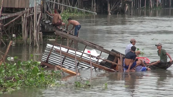 Sà lan tông nhà dân rồi bỏ chạy, nhiều trẻ em rớt xuống sông trong đêm - Ảnh 2.